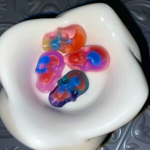 TRIPPY TYE-DYE WILDFLOWER SKULL WAX MELTS
